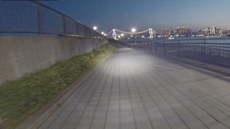 夜間にライトを高照度状態で撮影